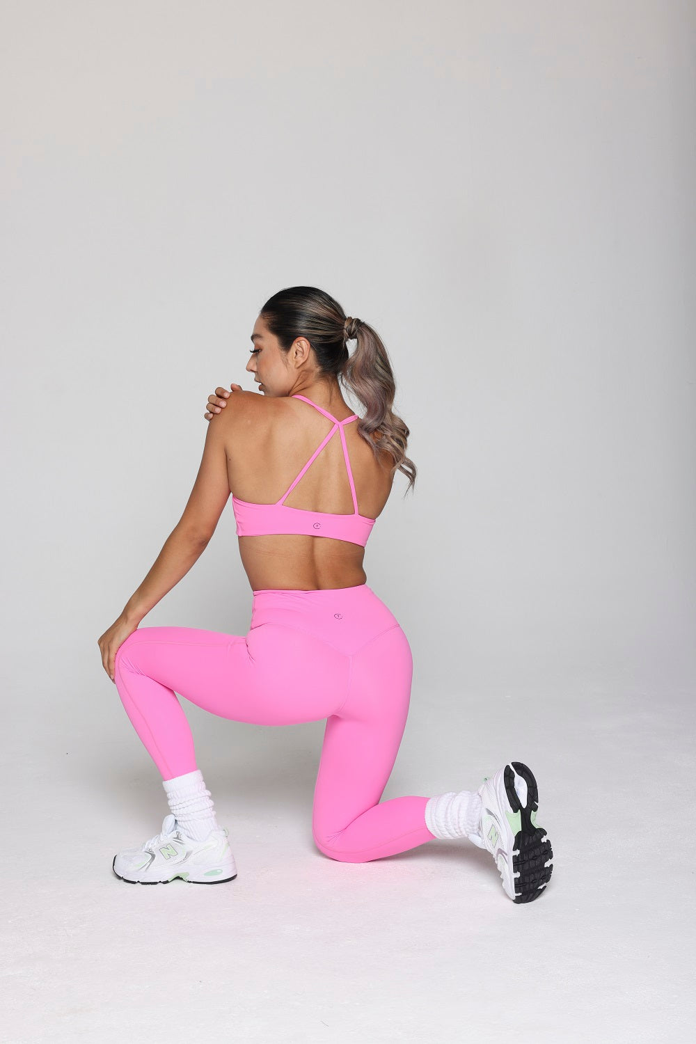 TWISTED SPORT BRA - HOT PINK